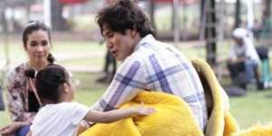 5 Hot Daddy yang Makin Macho Saat Bersama Anak-anaknya