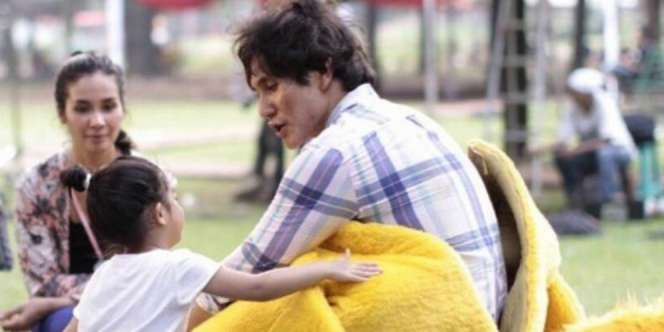 5 Hot Daddy yang Makin Macho Saat Bersama Anak-anaknya