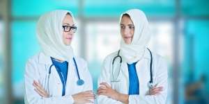 Berobat ke Dokter Beda Keyakinan, Bagaimana Hukumnya?