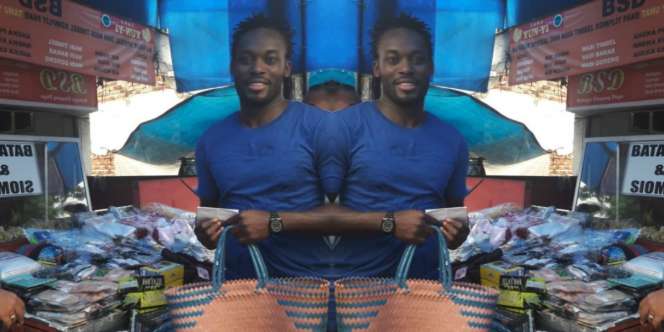 Belanja Pakai Tas Emak-emak, Michael Essien Hebohkan Warganet