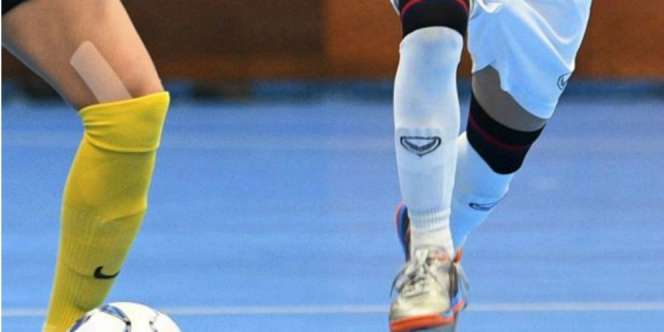 Pria Ini Didenda karena Main Bola Pakai Celana Pendek
