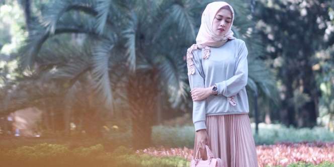 Diana Paramitha: Rok 'Pleats' Pilihan Hijaber Feminin