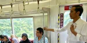 Jokowi Naik KRL, Netizen Malah Salah Fokus