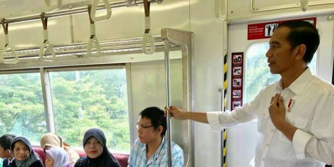 Jokowi Naik KRL, Netizen Malah Salah Fokus