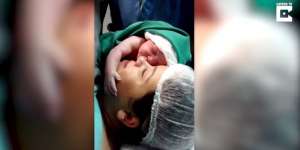 Tingkah Bayi Baru Lahir Ini Bikin Dunia Terharu