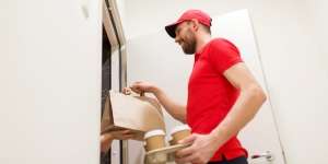 Awas, Pengantar Makanan Ini Bisa Buat Kamu Jantungan