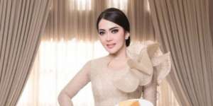 Masak Pakai Kacamata Hitam, Syahrini Jadi Bahan Ledekan