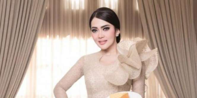 Masak Pakai Kacamata Hitam, Syahrini Jadi Bahan Ledekan