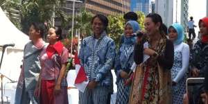 Seru! Aksi Model Hari Batik Jalan di Tembok Mall Tertua