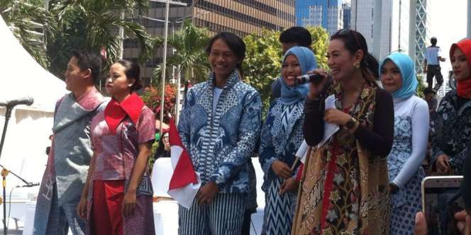 Seru! Aksi Model Hari Batik Jalan di Tembok Mall Tertua