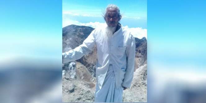 Nekat Berada di Puncak Gunung Agung, Pria Ini Hebohkan Dunia