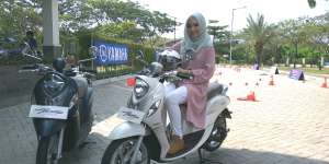 Tips Pilih Ban Motor Aman untuk Hijabers yang Aktif Berkendara
