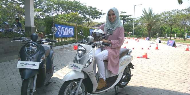 Tips Pilih Ban Motor Aman untuk Hijabers yang Aktif Berkendara