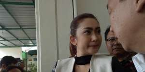 Tangis Nafa Urbach Pecah Usai Sidang Perceraian