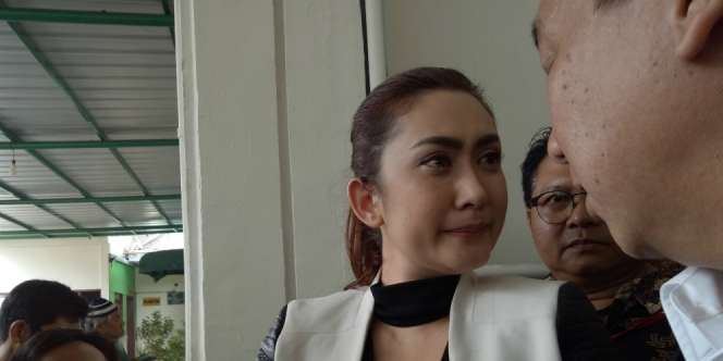 Tangis Nafa Urbach Pecah Usai Sidang Perceraian