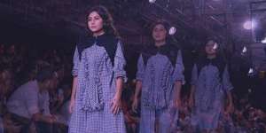 Jadi Model, Awkarin Ditinggal dan Dicueki Sang Desainer?