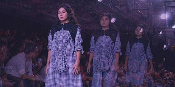 Jadi Model, Awkarin Ditinggal dan Dicueki Sang Desainer?