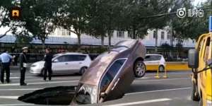 Apes! Mobil Rp10 Miliar Nyungsep Lobang di Tengah Jalan