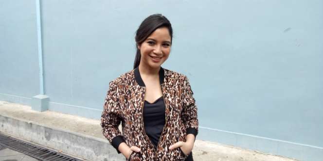 Saking Cintanya, Artis Ini Perlakukan Batik Secara Istimewa