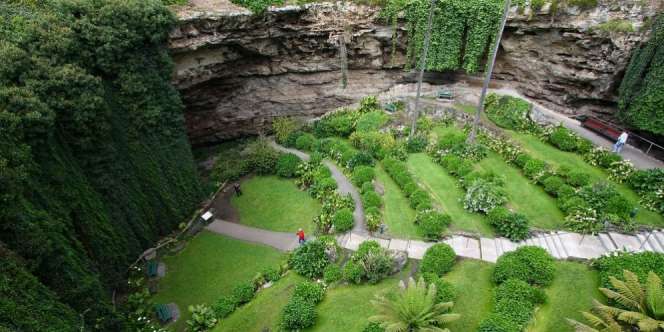 Tersembunyi di Lubang Runtuhan, Wow Ada Taman Cantik Ini!