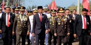 Terjebak Macet, Jokowi Jalan Kaki 2 KM Dikawal 5 Jenderal