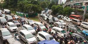 Begini Jadinya Jika Mobilio Vs Truk Rebutan Masuk Tol, Penyok!