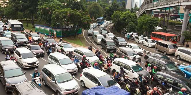 Begini Jadinya Jika Mobilio Vs Truk Rebutan Masuk Tol, Penyok!