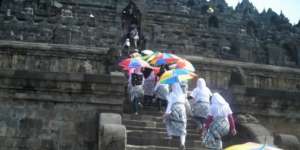 6 Larangan Berbusana Saat Berlibur ke Tempat Wisata Ini