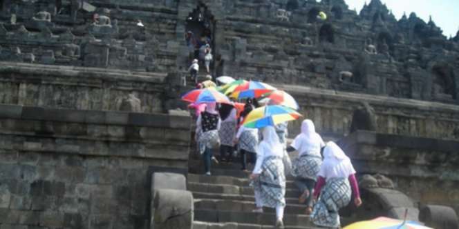 6 Larangan Berbusana Saat Berlibur ke Tempat Wisata Ini