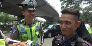 Kocak! Ditilang Polisi, Pemuda Ini Malah Kasih Undangan Nikah