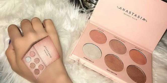 Wow! Tengok Cara Unik Selebgram Ini Saat Tes Warna Eyeshadow