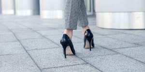 Mata Wanita itu Buta Setelah Tertancap High Heels 14,5 Cm