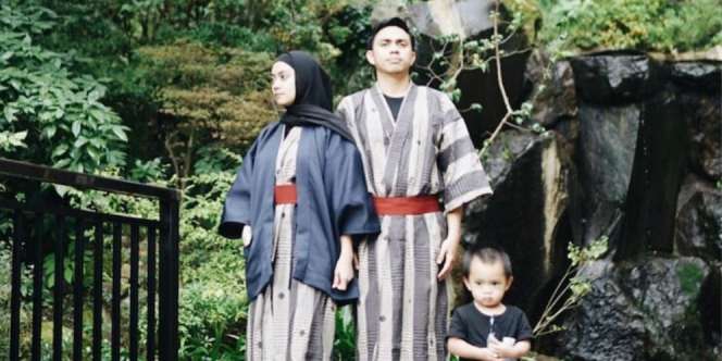 Inspirasi Busana Hijab Ayudia Kala Liburan ke Jepang