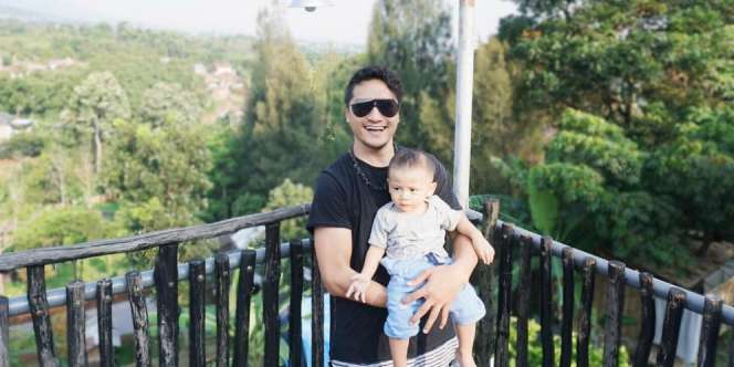 Arie Untung Pajang Foto Ini, Netizen Ikut Sedih