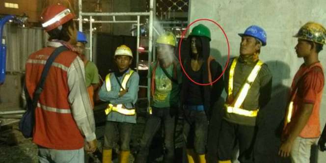Ada Pekerja Aneh di Proyek, Perhatikan yang Pakai Helm Hijau