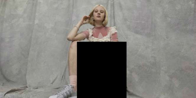 Gara-gara Pamer Kaki Berbulu, Lihat yang Diterima Model Ini