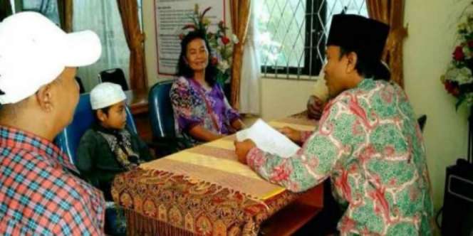 Diantar Ibunya yang Nonmuslim, Bocah 8 Tahun Masuk Islam