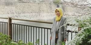 Tiananda: Cara Mudah Bikin 'Shawl Hoodie Vest' 