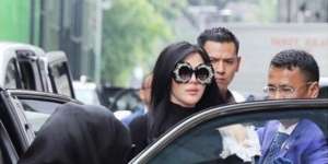 Outfit Glamor Syahrini Pas Diperiksa Polisi, Lihat Kacamatanya