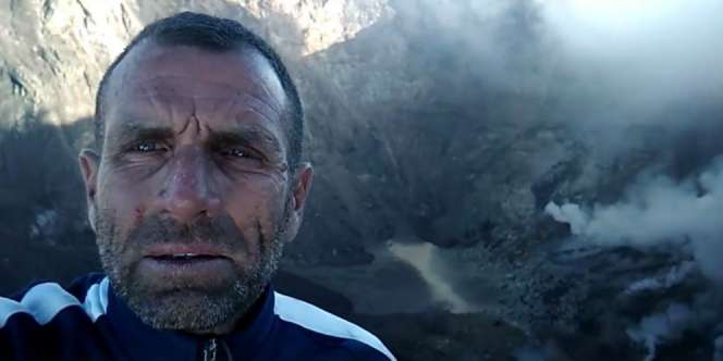 Nekat, Aksi Pria Perancis di Bibir Kawah Gunung Agung