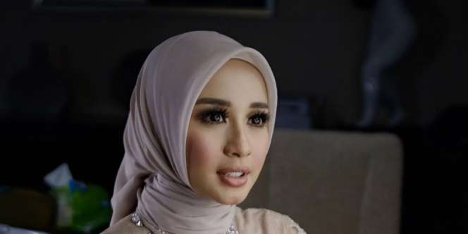 Gaya 'Makeup Flawless' yang Dipakai Bella Saat Resepsi