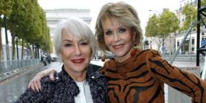 2 Nenek Nyentrik Ini Sedot Perhatian di Paris Fashion Week