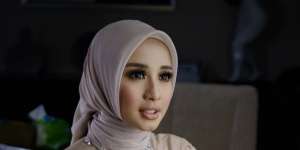 Alasan Laudya Cynthia Bella Pakai Hijab Paris Saat Resepsi