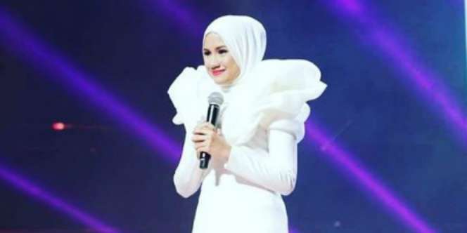 Pose & Pakaian Penyanyi Cantik Ini di Bak Mandi Disorot