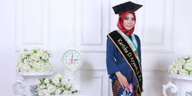 Kartika D Aryani: Pakai Kutubaru Saat Wisuda? Boleh Juga!
