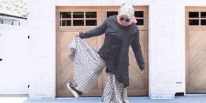 Ale Abe: Desain Fashion Modis Ala Melly Goeslaw