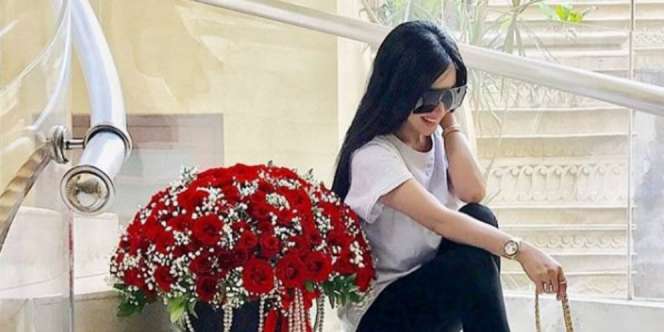 5 Kacamata Mahal Syahrini yang Harganya Bikin Jantungan