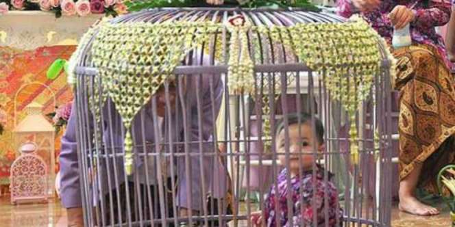 Menguak Filosofi Ritual Adat Menyambut Bayi di Indonesia