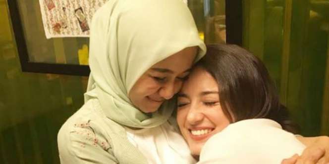 Foto Laudya Bella & Julie Estelle Bikin Heboh, Lihat Tubuhnya