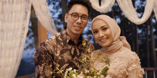Inspirasi Busana Lamaran dari Hijaber Tanah Air